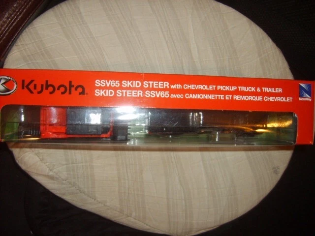 2019 NEW-RAY~KUBOTA SSV65 SKID STEER W/CHEVROLET SILVERADO CREW CAB/TRAILER~NIB - Image 2 of 3