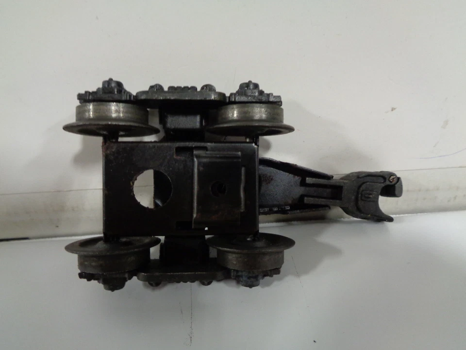 POSTWAR LIONEL #488-1 Truck With COUPLER FOR 2400 SERIES PASSENGER CARS - Image 2 of 2