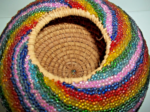 Cesto intrecciato con perline in vetro a mano ciotola arte tribale 4,5 x 7" fatto a mano vortice - Foto 9 di 11