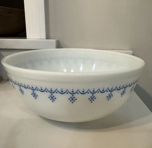 Vintage  Pyrex Snowflake Blue Garland Blue On White 4 Quart Mixing Bowl #404