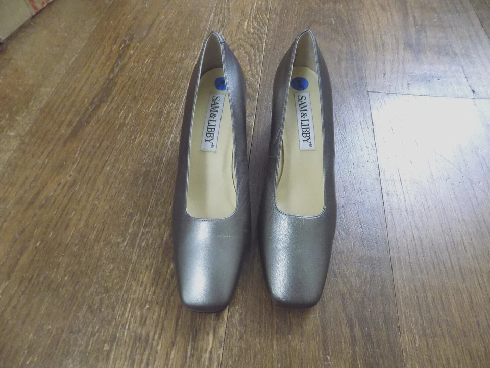Vintage SAM & LIBBY low 2.5" Heels Pumps Metallic pewter Leather Classy EUC sz 9 - Image 2 of 4