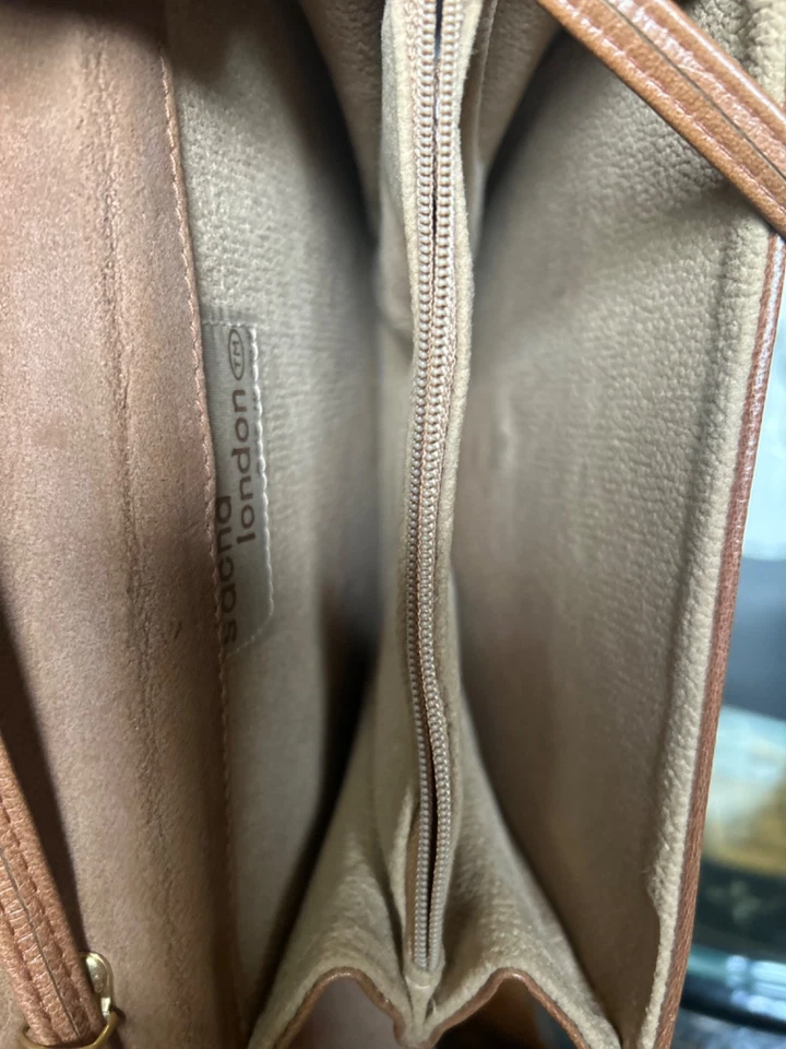 80’s Vtg Sasha Crossbody Saddle Bag Flap Suede Leather Natural Tan Shoulder Bag - Image 4 of 4