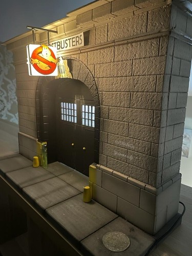Diorama Caserma Ghostbusters Firehouse Acchiappa Fantasmi scala 1:12 - Foto 9 di 12