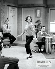 MARY TYLER MOORE IN THE TV SITCOM "THE DICK VAN DYKE SHOW" - 8X10 PHOTO (ZY-831)