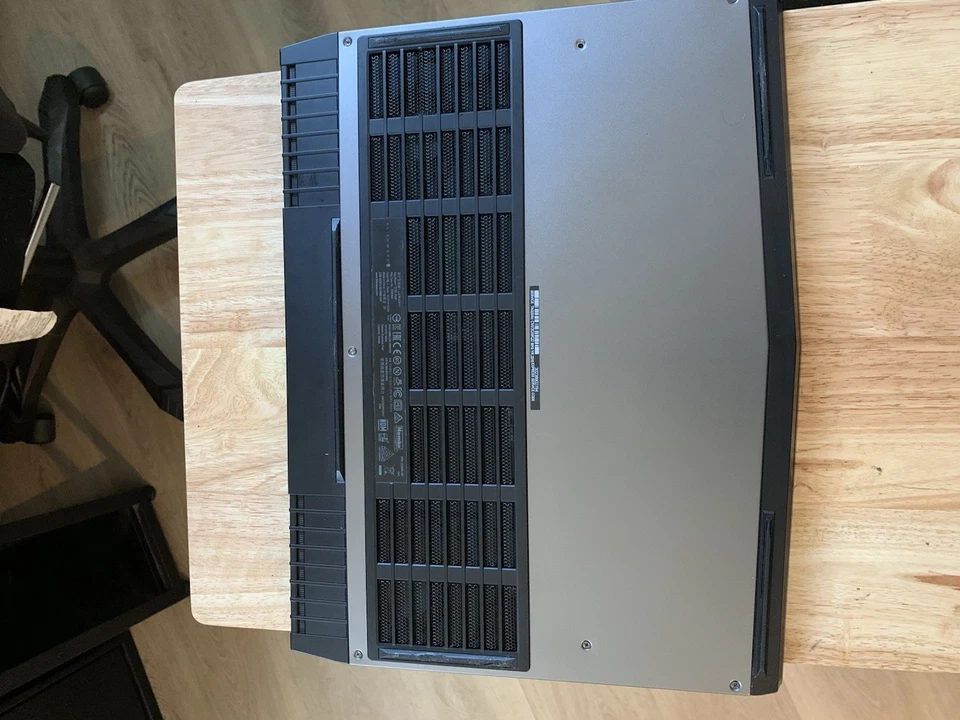 Portátil Alienware M15 R4 15 1.2TB HDD, 16GB RAM, I7-8750H, GeForce GTX 1060, Foto 3 de 4