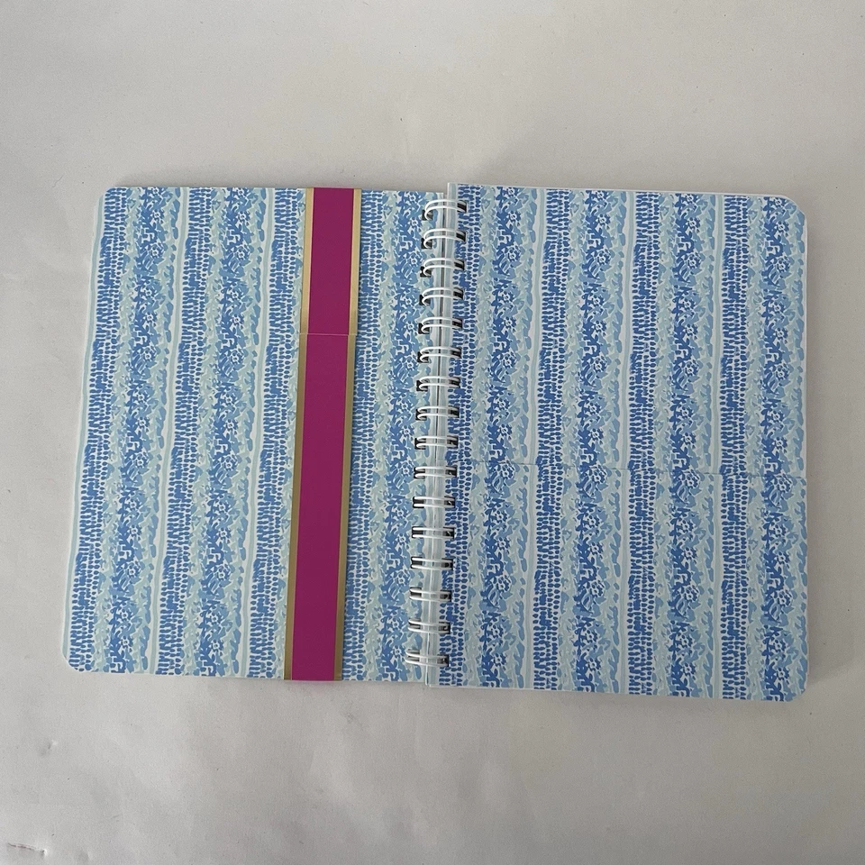 Mini Cuaderno Lily Pulitzer Turtley Impresionante Hoja Forrada y Bolsillo Azul Blanco  Foto 3 de 4