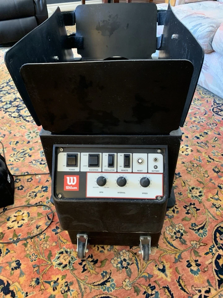 Máquina de bolas de tênis Wilson Tutor com controle remoto. Pacote de bateria, 3 raquetes e bolas - Imagem 2 de 4