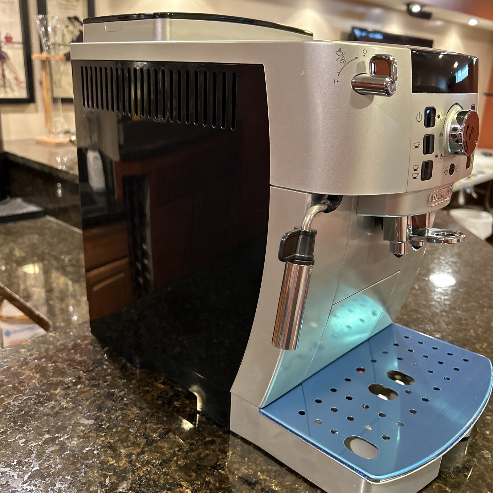 Delonghi ECAM22110SB Magnifica XS Espresso Machine. Seller refurbished