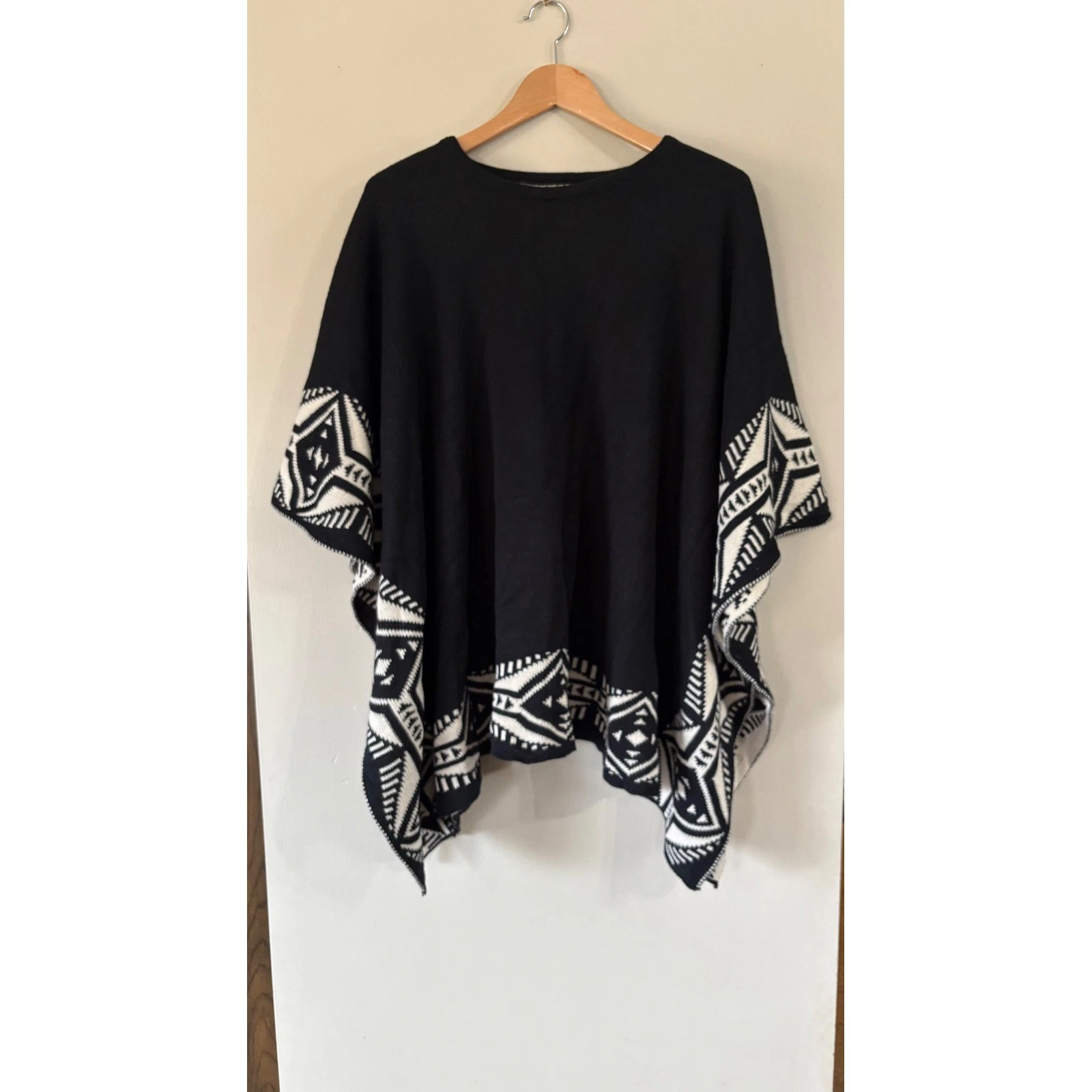 Do Everything In Love Anthro Black White Geometric Knit Poncho Sweater One Size