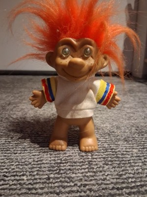 Russ Troll-/Gnom-Figur mit orangefarbenen Haaren, weißes Shirt mit Streifen