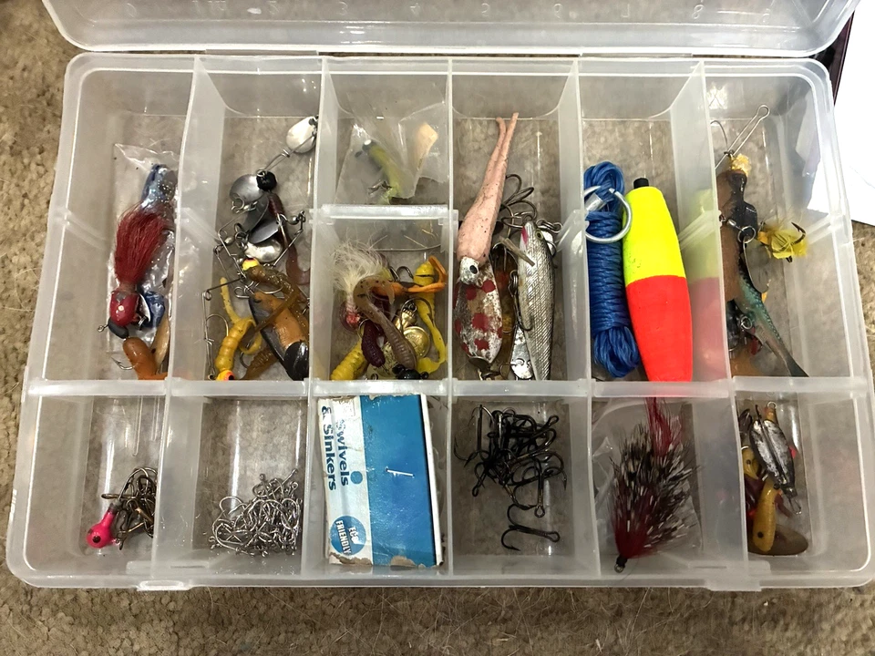 Caja de aparejos Shimano, cargada con señuelos de pesca, pesas, ganchos, bobber, pesas Foto 2 de 4