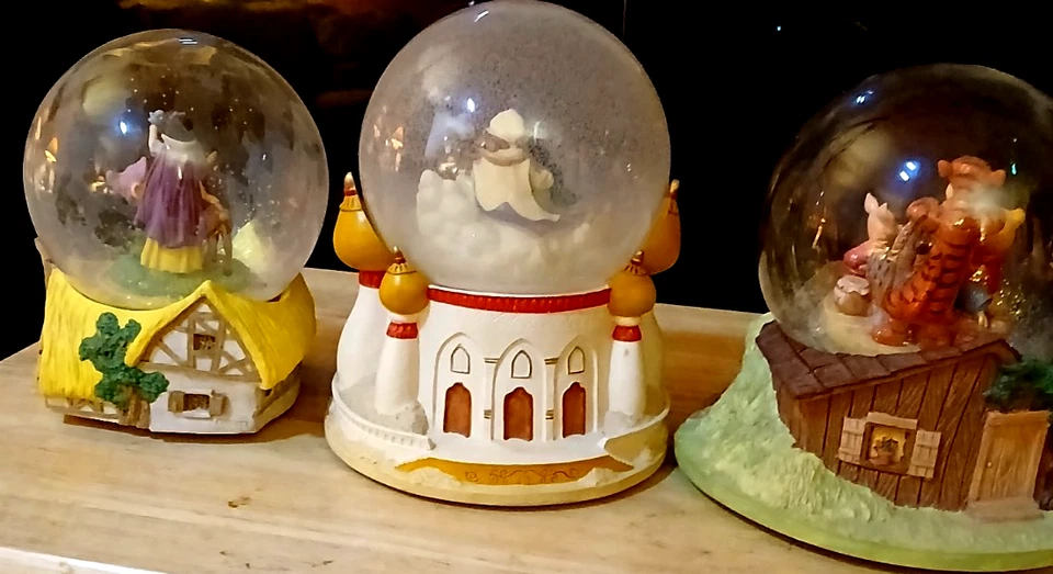 3 globos de neve quebrados da Disney para peças - Imagem 2 de 4