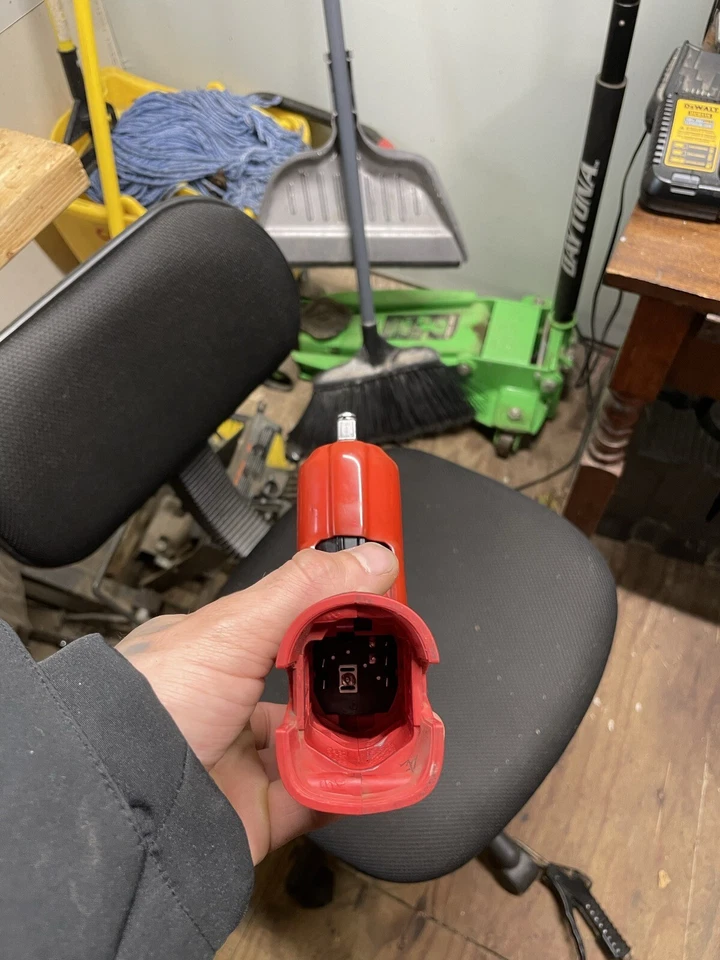 Snap On 14.4v Cordless 3/8 Impact W/ 1 Battery And Charger - Image 4 of 4