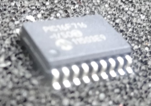 5x Microchip PIC16F716-I/SO SOIC-18 SMD microcontroller 1/s0 - Picture 3 of 4