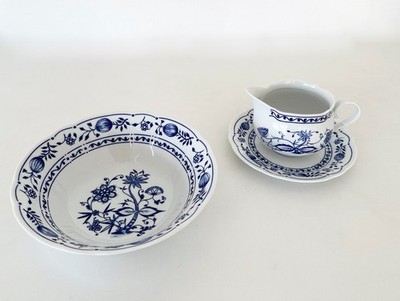 Triptis Porzellan Servierschüssel + Sauciere Zwiebelmuster