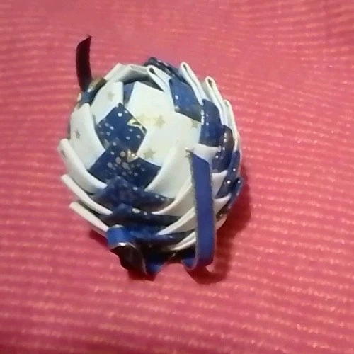 Handgemachte Weihnachtskugel aus Stoffbändern – Blau & Weiß mit Goldakzenten 🎄