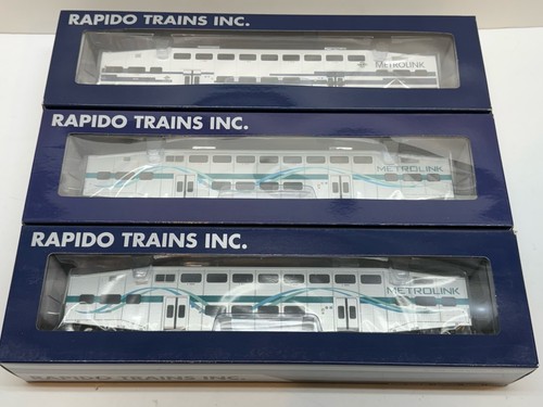 Juego de 3 vagones de cabina de cercanías con esquema de cinta Rapido Metrolink escala Ho 146045 Amtrak | Zustand: New