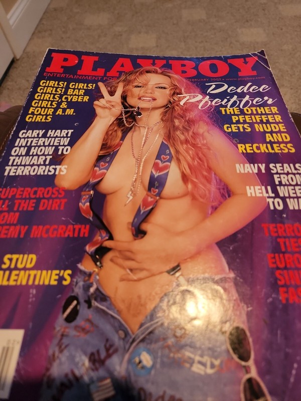  Playboy Magazine February 2002 Playmate Anka Romesky Michele Pfieffer Sister