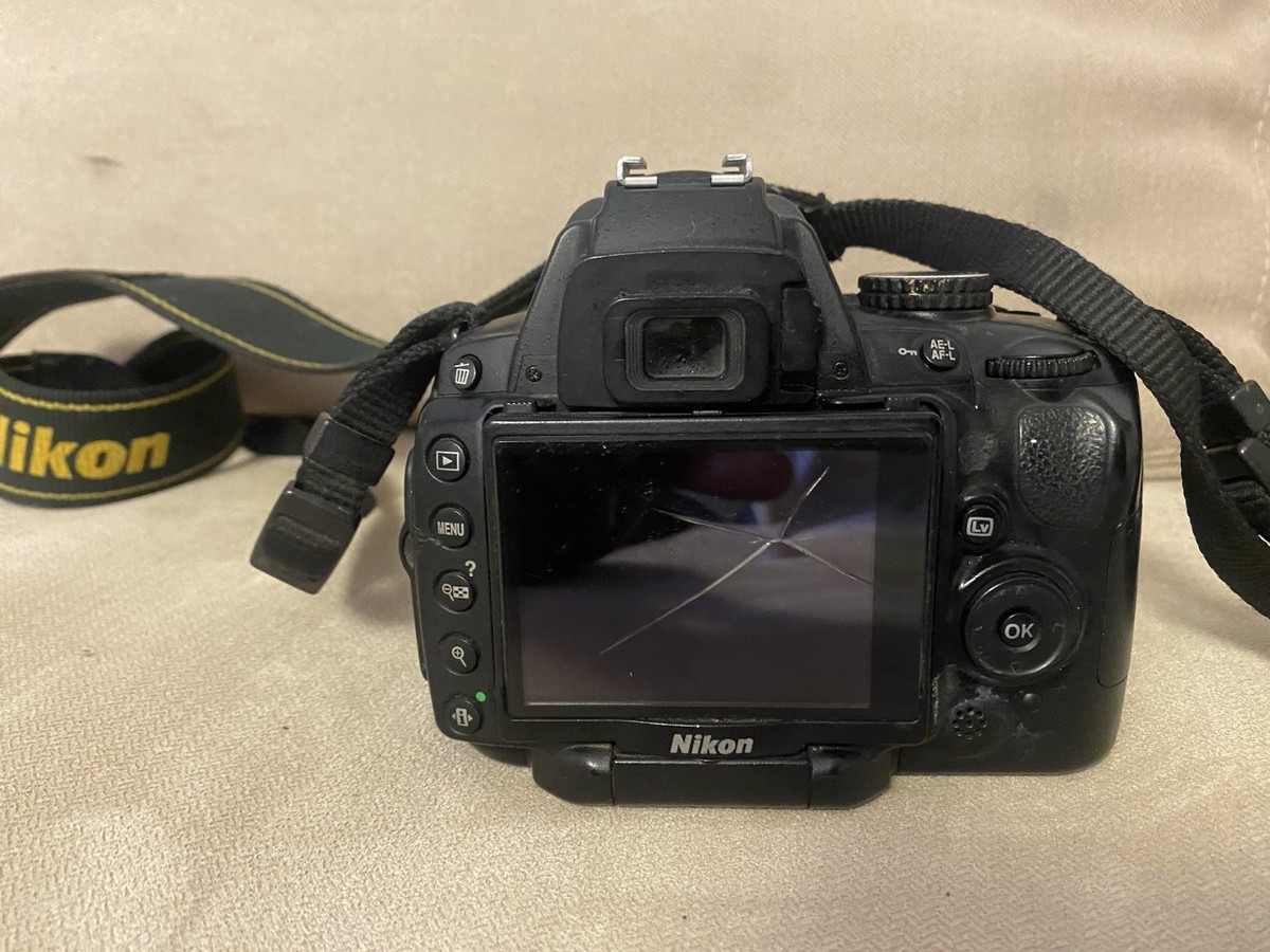 Nikon D5000 Digital SLR Camera w/ AF-S DX Nikkor 18-55mm Lens