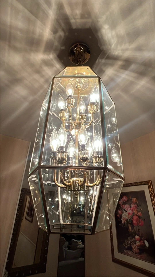 Impresionante araña de 2 niveles de latón pulido y paneles de vidrio biselado multifacéticos Foto 4 de 4