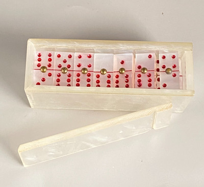 Vintage Mid Century Lucite Faux Perlmutt Dominosteine Set Messing Spinner Etui