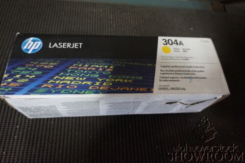 New Sealed Box Genuine OEM HP CC532A Yellow Toner Cartridge 304A 8E29M1Ha - Afbeelding 1 van 5