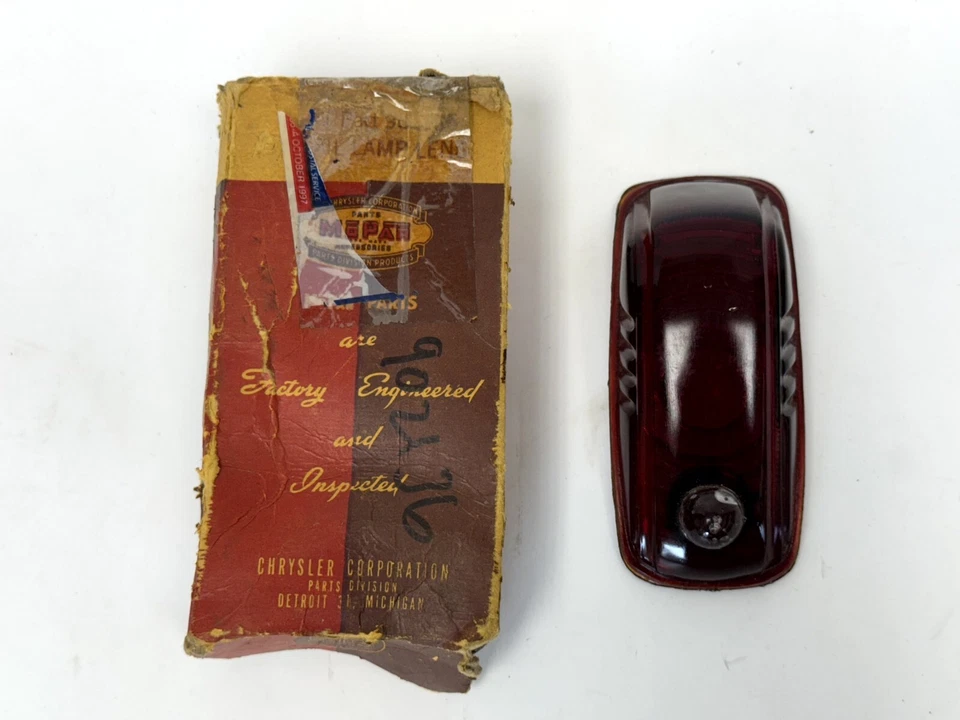 Lámpara de luz trasera estándar Plymouth P11 Deluxe p11 1941 lente roja 902136 nuevo de stock Foto 2 de 4