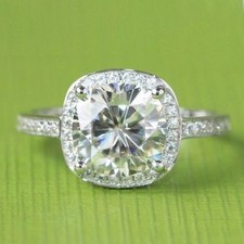 3,05 ct Halo Kissen fast weißer Moissanit Ve...