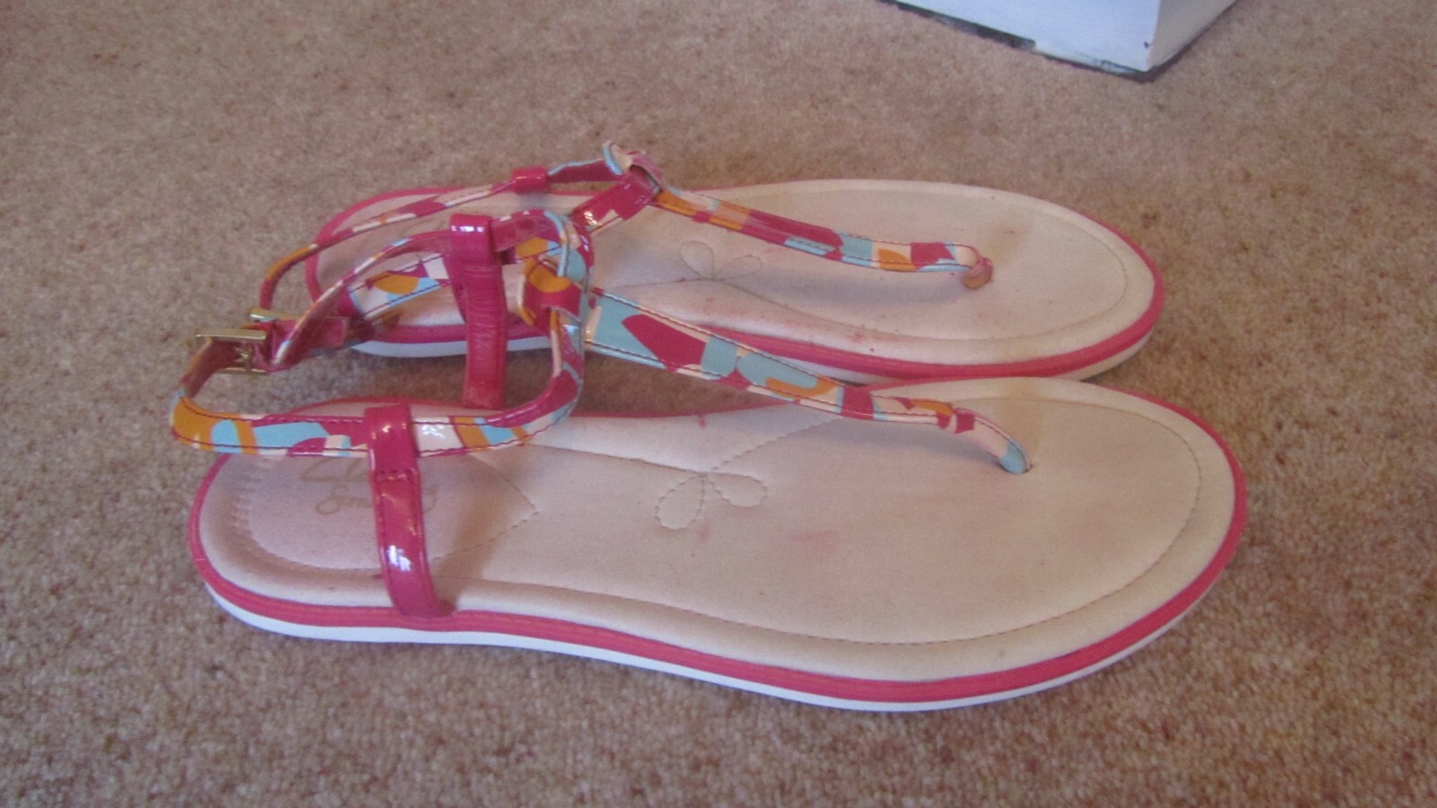 APL clarks pink patent patterned flip flip sandals size 6