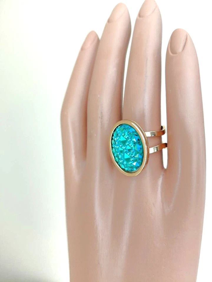 Anillo Druzy en RESINA: Color Turquesa 18 quilates, Banda de Acero Inoxidable Chapada en Oro Foto 2 de 4