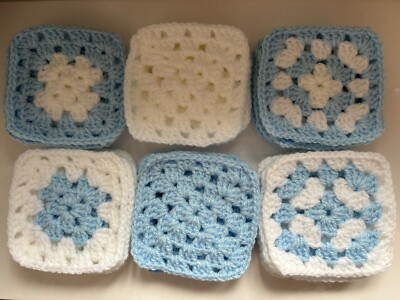 120 x NEU SCHÖNE HANDGEFERTIGTE GEHÄKELTE GRANNY SQUARES BABY WEISS & BLAU 6 DESIGNS