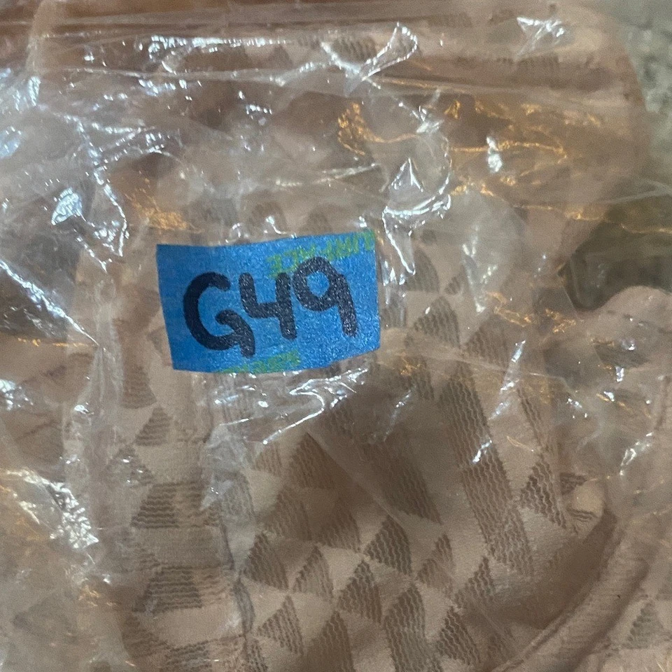 Sutiã feminino novo com etiquetas Huit com aro Demi Cup blush 36E G49 - Imagem 2 de 2