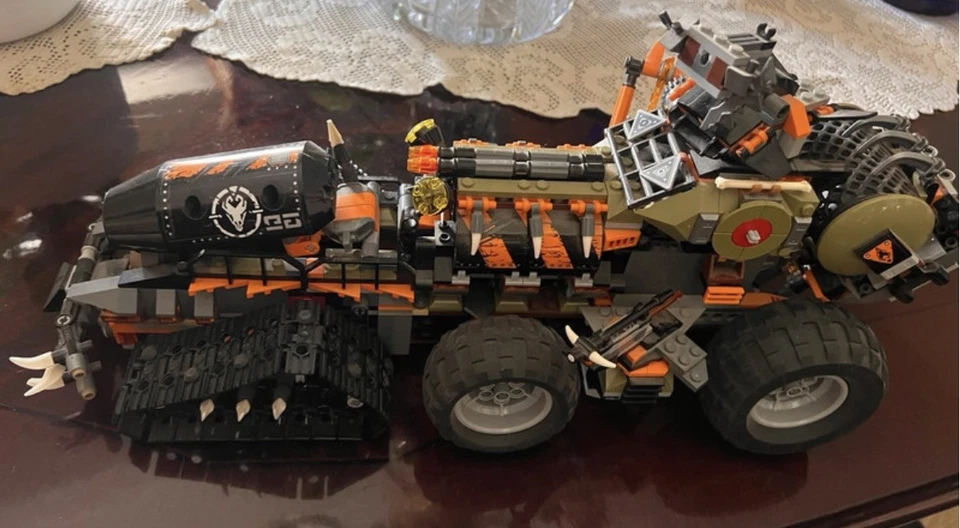 LEGO Ninjago 70654 Dieselnaut, foto 1 di 4