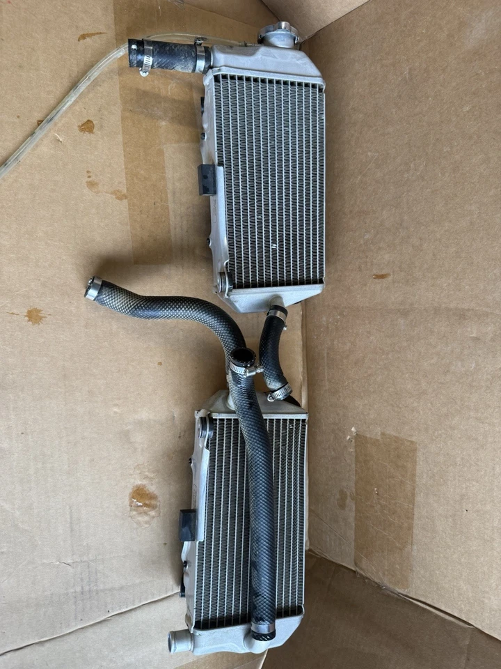 Sistema de refrigeración de radiadores izquierdo y derecho Honda CRF250R 2022 OEM 19150-K95-AA0 Foto 3 de 4