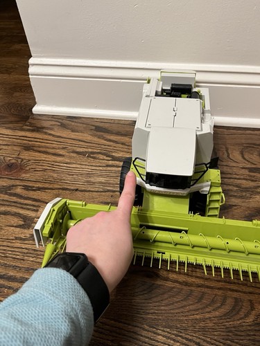 Bruder CLAAS Lexion 480 Combine Harvester with Mowing Attachment & Trailer 1:20 - Picture 12 of 17