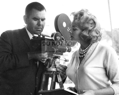 DIRECTOR RUSS MEYER WITH WIFE ACTRESS EVE MEYER - 8X10 PUBLICITY PHOTO