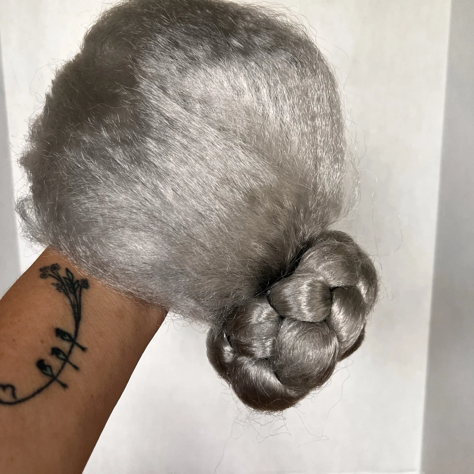 PELUCA DE ABUELA GRIS CON MOÑO Disfraz Elegante Psicosis Norman Bates Madre Halloween Foto 4 de 4