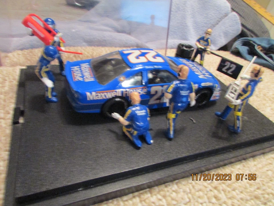 STERLING MARLIN 1-24 RACING CHAMPIONS # 22 FORD THUNDE NASCAR PIT STOP SHOW CASE - Imagem 4 de 4