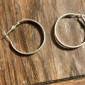 Silver Tone Round Hoop Earrings Hoop Wire Closure Metal No Stone Lobe