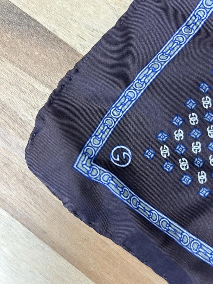 Cuadrado de bolsillo Gucci vintage marrón y azul marino 100 % seda enrollado a mano hecho en Italia Foto 3 de 4