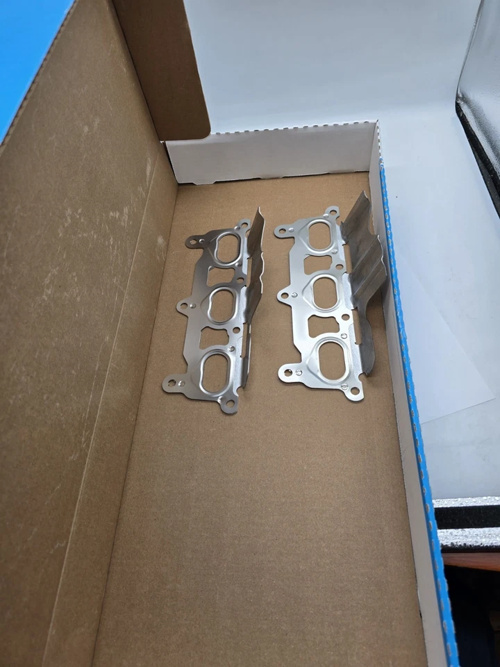 Exhaust Manifold Gasket Set VICTOR REINZ 11-10495-01 - Image 2 of 4