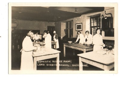 Dorset. Hauswissenschaftsraum, Lord Digby's School, Sherborne. R/P.