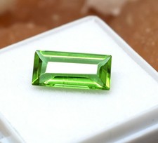 Verre traité facon alexandrite (changement de couleur) en baguette de 5,98Cts