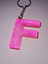 Portachiavi in resina personalizzato fatto a mano. Lettera F rosa con glitter