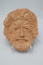 scultura bassorilievo terracotta cotto testa uomo che piange lacrime brutalismo