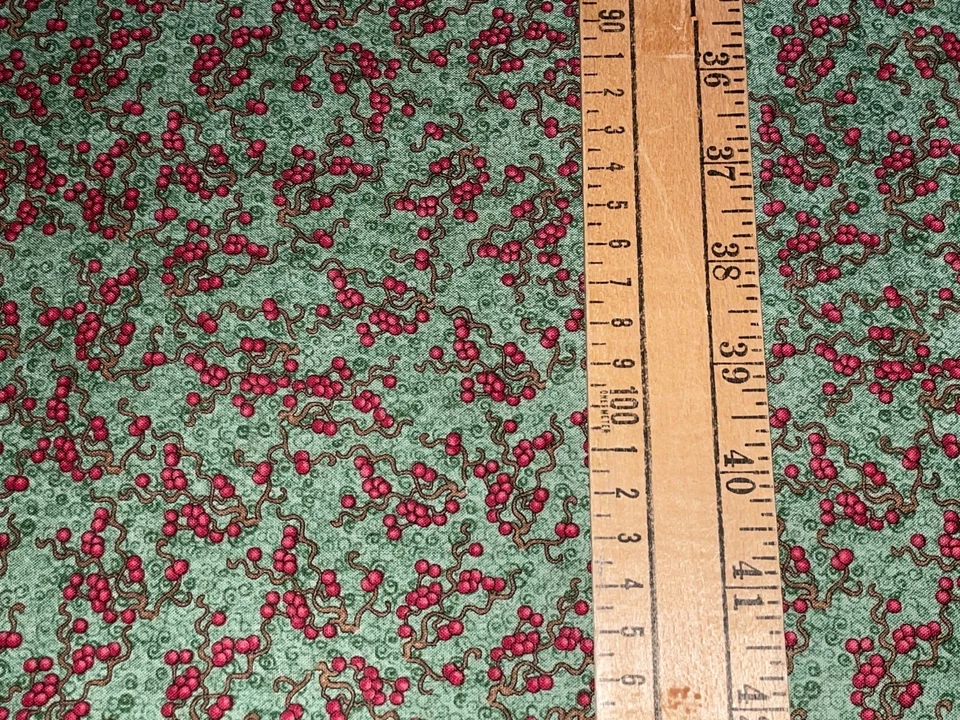 Enredaderas retorcidas vintage de bayas rojas Debbie Mumm SSI de 1/2 yarda en tela verde Foto 3 de 4