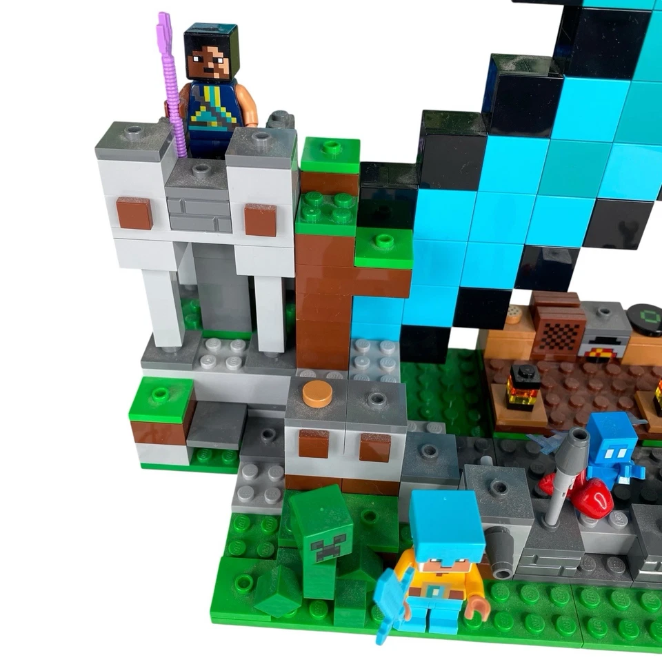 LEGO Minecraft: The Sword Outpost 21244 - Image 3 of 4