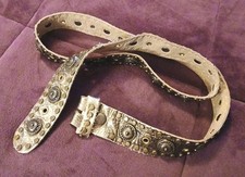 Cintura in pelle - Vintage Sand Castle NY. Cintura in pelle oro, borchiata, 40", senza fibbia