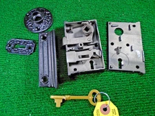 SMALL VERTICAL J & N CAST IRON DEADBOLT RIM LOCK w/KEY CIRCA 1880 NICE (19263)