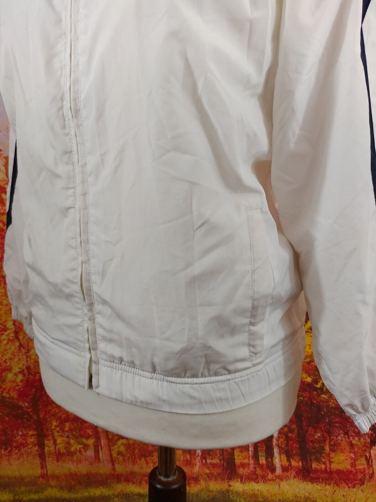 Republic of Ireland Umbro white full zip Football Jacket. UK boy's age 12 image 4